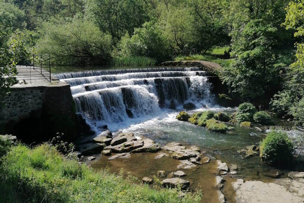 places-to-visit-in-the-peak-district-monsal-head-waterfall