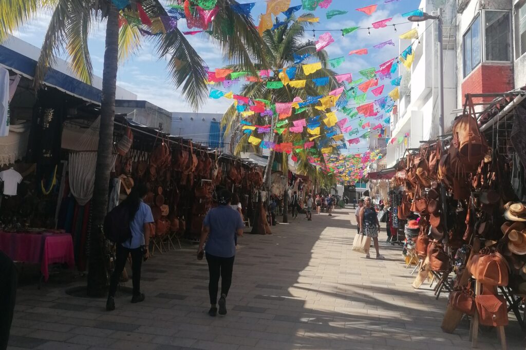 mexico-on-a-budget-playa-del-carmen-la-quinta-avenida