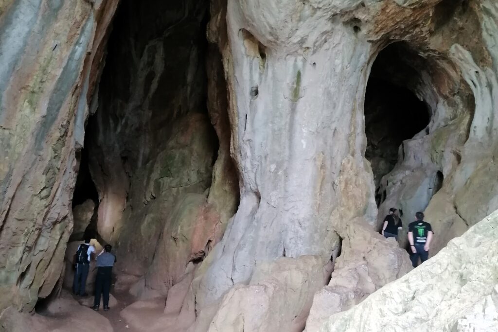 places-to-visit-in-the-peak-district-thors-cave