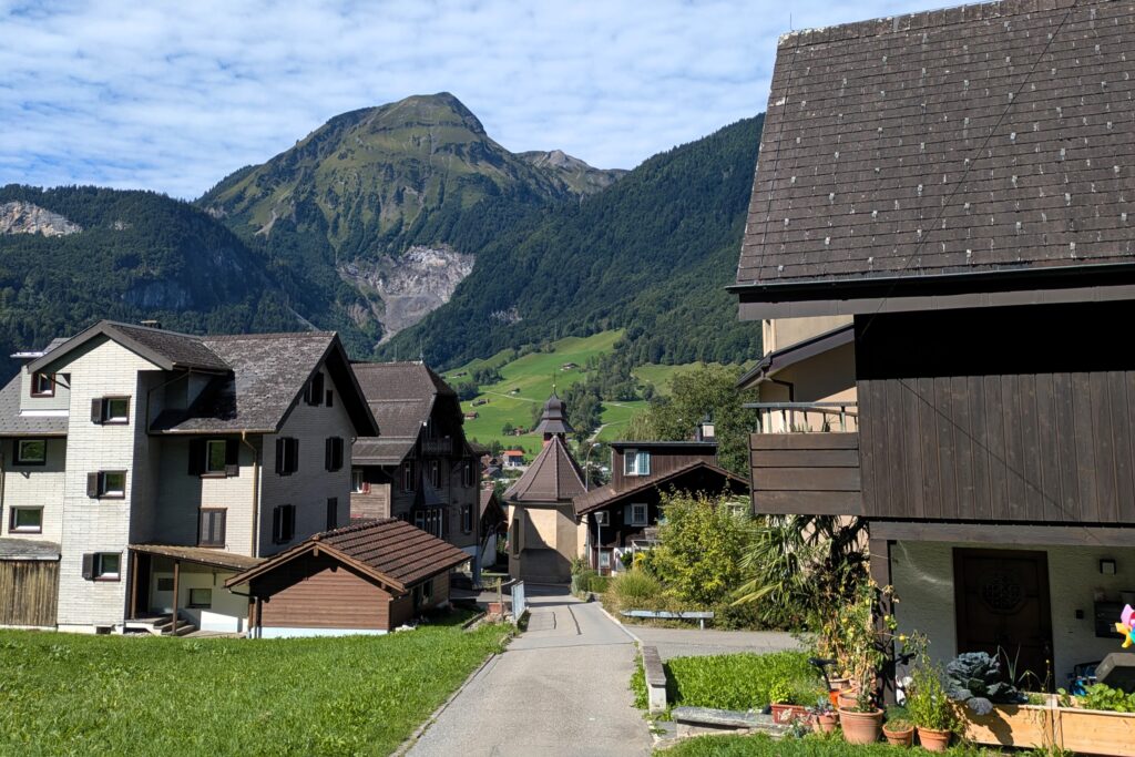 lake-lungern-village