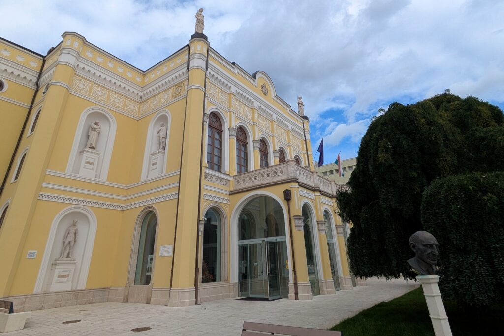 things-to-do-in-debrecen-csokonai-theater
