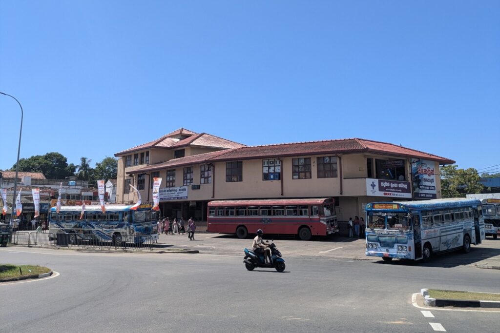 how-to-get-from-tangalle-to-mirissa by-bus-bus-station