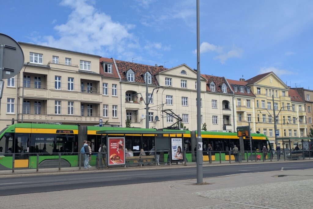 poznan-swimming-pool-tram